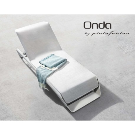 CAMASTRO ONDA CON BASE GRIS Y MESA LATERAL CUBIERTA SUNBRELLA, DISEÑADO POR PININFARINA (2 PZAS)