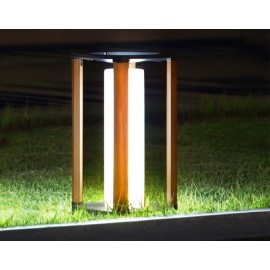 LÁMPARA SOLAR AURORA DE INTERIOR/EXTERIOR CON BASE NEGRA Y MADERA DE TECA (42.5×23×23cm)