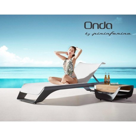 CAMASTRO ONDA CON BASE NEGRA Y MESA LATERAL CON CUBIERTA SUNBRELLA, DISEÑADO POR PININFARINA (2 PZAS)
